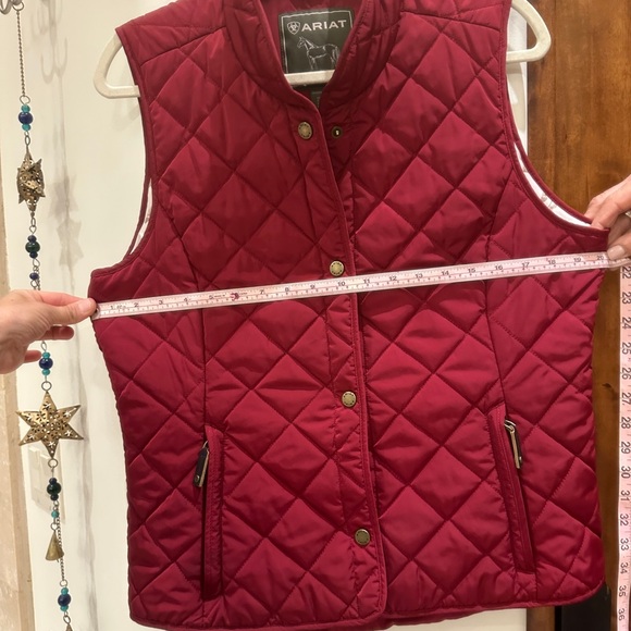 ARIAT Women's Woodside Quilted Red Button Vest - Picture 3 of 5